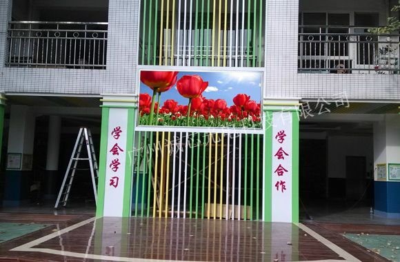 项目名称:广州市第一幼儿园 屏幕型号:室外P10全彩色 安装时间:2013年11月09日 项目简介:坐落在东山区北较场路,占地面积23205平方?#31069;?#26159;隶属广州市人事局领导的寄宿与全日制兼备的市政府直属机关幼儿园。